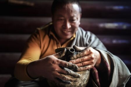匠人手作-甘孜非遗-男性-男人-甘孜非遗 图片素材
