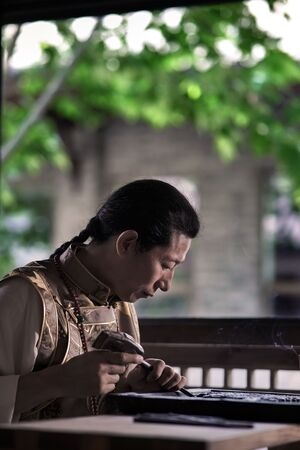 匠人手作-甘孜非遗-男性-男人-甘孜非遗 图片素材