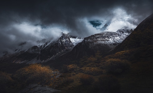 故乡的原风景-云雾-雪山-稻城亚丁-风光 图片素材