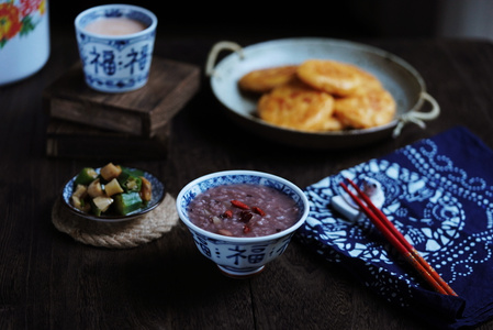 早餐不同样-黑米粥-玉米胡萝卜饼-秋葵拌藕丁-生活 图片素材