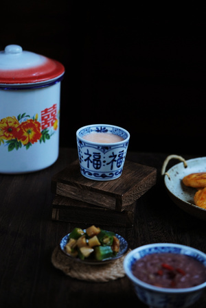 早餐不同样-黑米粥-玉米胡萝卜饼-秋葵拌藕丁-生活 图片素材