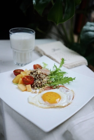 早餐不同样-煎蛋藜麦沙拉-日历-牛奶-生活 图片素材