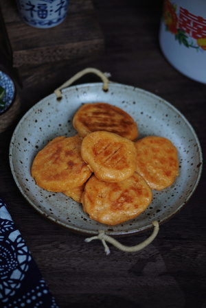 早餐不同样-黑米粥-玉米胡萝卜饼-秋葵拌藕丁-生活 图片素材
