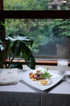 早餐不同样-煎蛋藜麦沙拉-日历-牛奶-生活 图片素材
