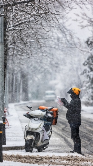 口罩-暴雪-外卖员-男人-男性 图片素材
