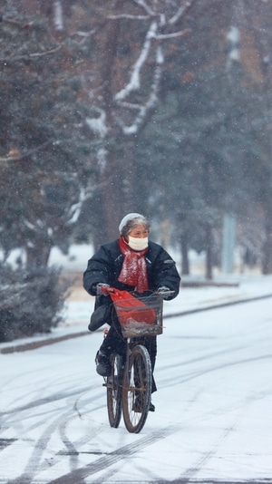 暴雪-抗疫-女性-女人-老人 图片素材