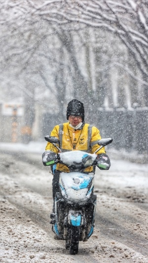 口罩-暴雪-男人-男性-外卖员 图片素材