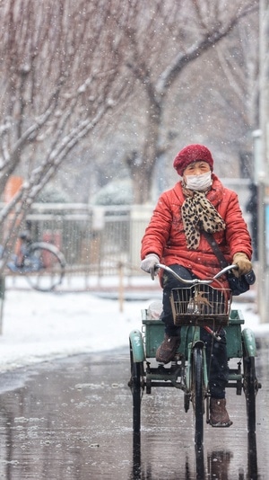 暴雪-抗疫-女性-女人-老人 图片素材