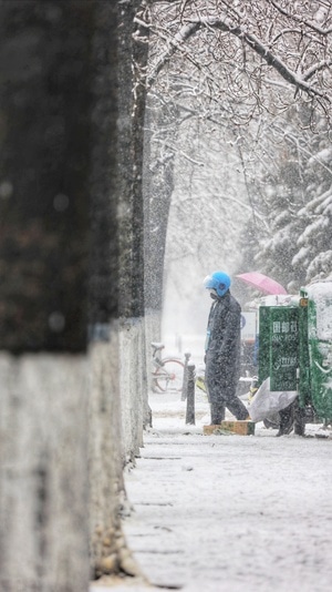 暴雪-抗疫-男性-男人-外卖员 图片素材