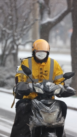 暴雪-抗疫-男性-男人-外卖员 图片素材