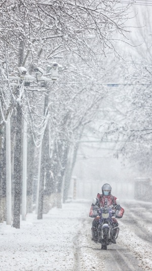 雪天抗疫-男性-男人-外卖员-暴雪 图片素材