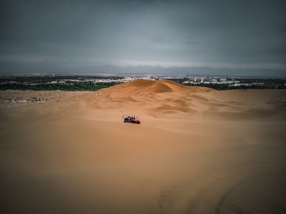 沙漠-干净-空旷-梦幻-车 图片素材