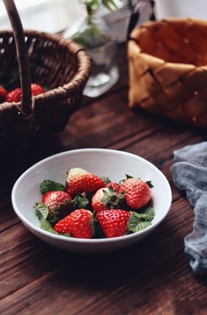 草莓-水果-篮子-盘子-复古 图片素材