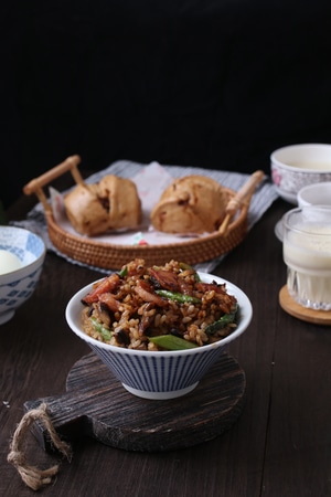 早餐-中式复古-斗笠碗-卤肉饭-烤肠 图片素材