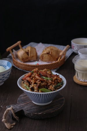 早餐-中式复古-斗笠碗-卤肉饭-烤肠 图片素材