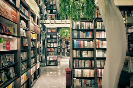 街拍-生活中的小确幸-商场-书店-书架 图片素材