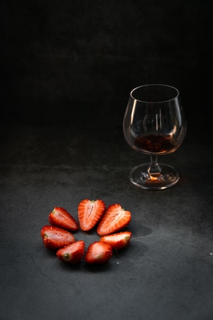 小而美-高脚酒杯-草莓-光影-静物 图片素材