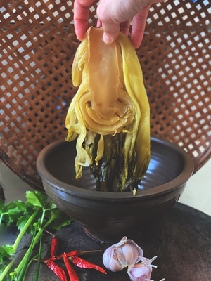 芹菜-酸菜-老坛酸菜-簸箕-干辣椒 图片素材