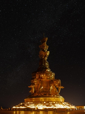 你好2020-峨眉山-金顶-星空-佛塔 图片素材