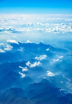 航拍-山脉-云彩-天空-云层 图片素材