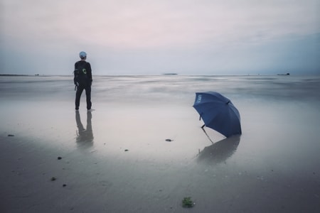 水影-天空-人物-沙滩-雨伞 图片素材