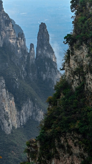 风光-天空-群山-山脉-树木 图片素材