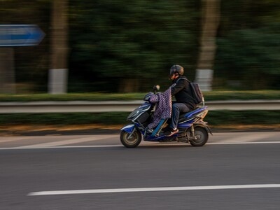 疫情防控中的新年-你好2020-电瓶车-骑车人-道路 图片素材