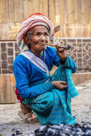 旅行-边境地区-女性-女人-老人 图片素材