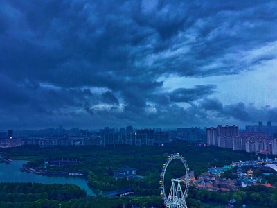 宅家-苹果6手机-天气-城市-建筑 图片素材