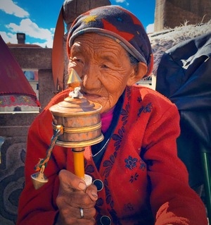西藏-人物-旅行-苹果6手机-转经人 图片素材