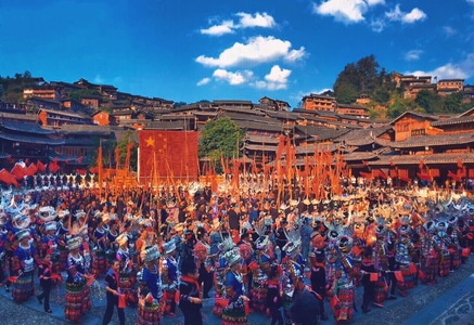 旅行-人物-苹果6手机-人群-房屋 图片素材