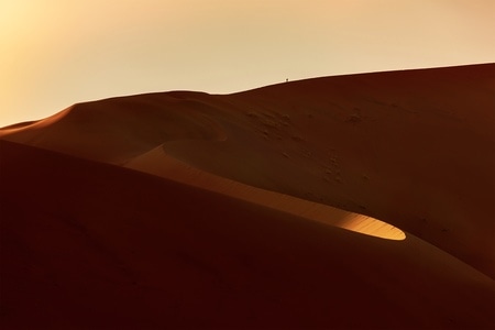 旅拍-旅行-红沙漠-清晨-曲线 图片素材