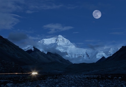 珠峰大本营-喜马拉雅山-圆月-夜色-蓝调 图片素材