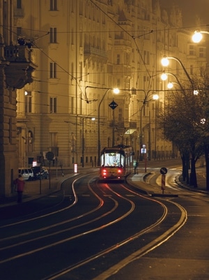 布拉格-伏尔塔瓦河畔-灯光-电车-行人 图片素材
