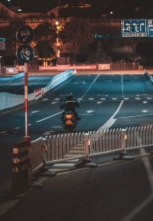 小城-街道-安静-黑白-行人 图片素材