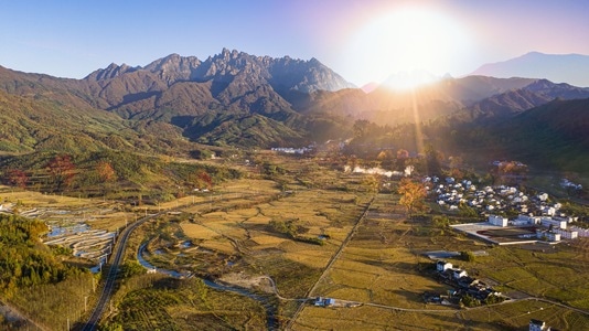 远景-全景-山村-群山-白云 图片素材