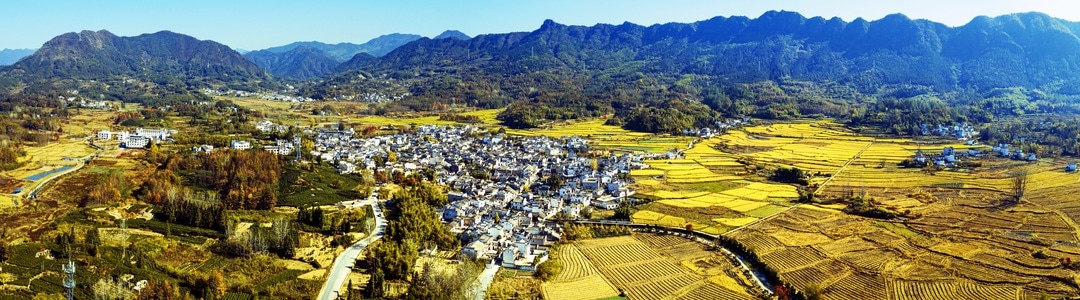 远景-群山-白云-山村-山村 图片素材