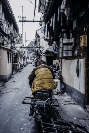 上海-引人注目-人像-老街-扫街 图片素材