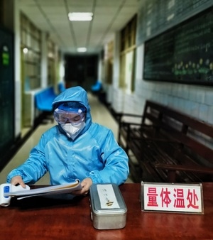 纪实-疫情防控中的新年-医务人员-防护服-口罩 图片素材