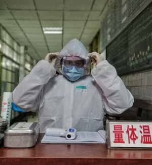 纪实-疫情防控中的新年-医务人员-防护服-口罩 图片素材