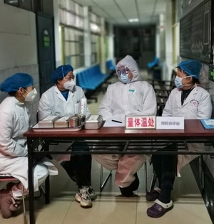 纪实-疫情防控中的新年-医务人员-防护服-口罩 图片素材