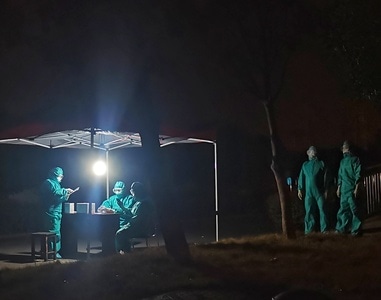 【武汉加油！】-【疫情防控中的新年】-医务人员-夜色-防护服 图片素材