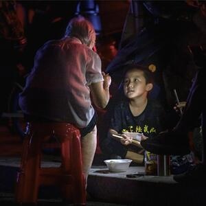 人间百味-抓拍-中秋-男孩-女性 图片素材