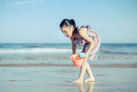 一起玩水吧-亲爱的小孩-儿童摄影-夏日海边-我要上封面 图片素材