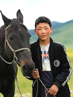 旅拍-阿坝-12岁藏族少年与心爱的马让草原充满灵气-少年-男孩 图片素材