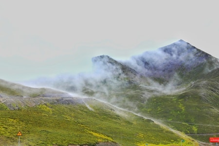 旅拍-第一次在雨中翻越-风景-风光-山 图片素材