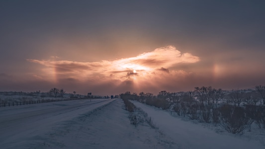 日晕-夕阳-耶稣光-公路-雪原 图片素材