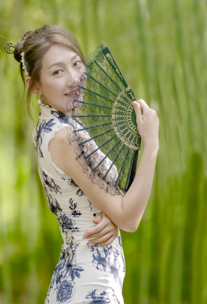 庭院-靑花瓷-靓女-美女-美女 图片素材
