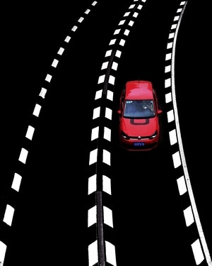 街头-色彩-重庆-车道线-车 图片素材
