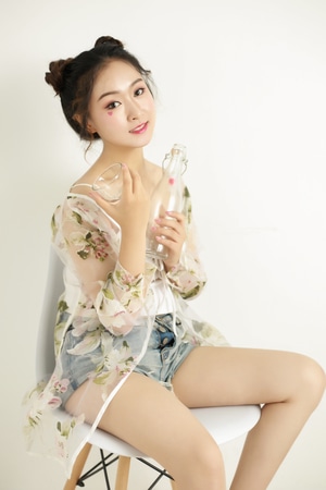 个性-可爱-极简-室内写真-美女 图片素材
